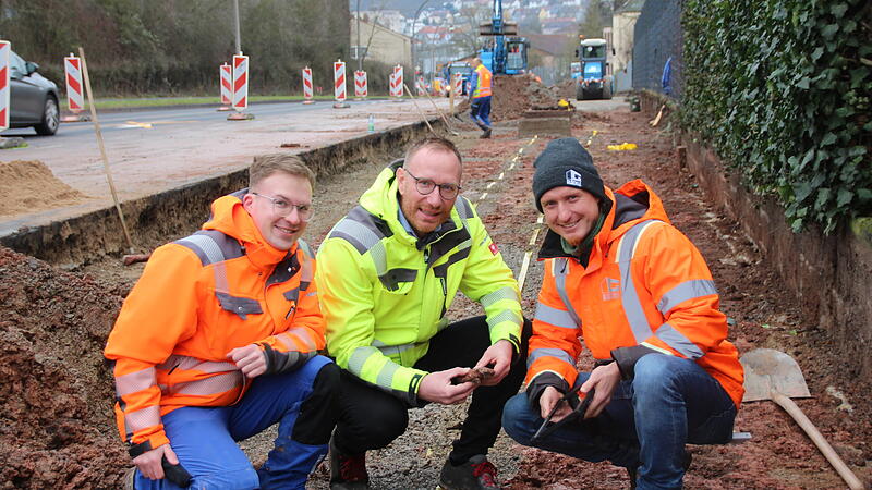 Marcel Zimmermann (Mitte) vom städtischen Tiefbau und Bauleiter Bastian Klebrig (Glöckle Bau, rechts) schauen sich den Untergrund für den neuen Fuß- und Radweg am Nordring an. Marcel Zimmermann (Mitte) vom städtischen Tiefbau und Bauleiter Bastian Klebrig (Glöckle Bau, rechts) schauen sich den Untergrund für den neuen Fuß- und Radweg am Nordring an.