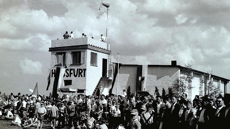 Die Zuschauer strömten, als der erste Tower und der erste Hangar eingeweiht wurden. Die Zuschauer strömten, als der erste Tower und der erste Hangar eingeweiht wurden.