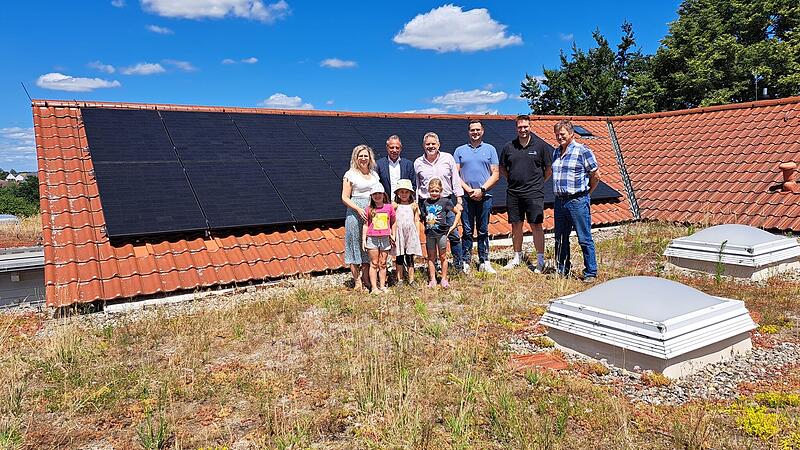 Aufs Dach in Kunreuth gestiegen sind (v.l.): Jessica Morrell, Thorsten Glauber, Edwin Rank, Oliver Baumann, Maximilian Schmitt, Gemeinderat Heinz Erlwein, begleitet von  (vorne) Charlotte, Hanna und Laura.