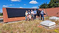 Aufs Dach in Kunreuth gestiegen sind (v.l.): Jessica Morrell, Thorsten Glauber, Edwin Rank, Oliver Baumann, Maximilian Schmitt, Gemeinderat Heinz Erlwein, begleitet von (vorne) Charlotte, Hanna und Laura.Forchheim & Fränkische Schweiz Aufs Dach in Kunreuth gestiegen sind (v.l.): Jessica Morrell, Thorsten Glauber, Edwin Rank, Oliver Baumann, Maximilian Schmitt, Gemeinderat Heinz Erlwein, begleitet von (vorne) Charlotte, Hanna und Laura.