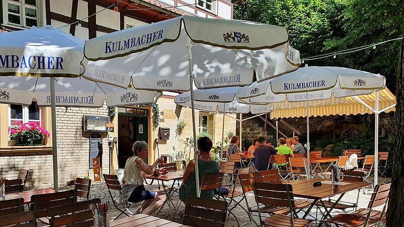 An einem sch&ouml;nen Sommertag in einem schattigen Biergarten sitzen &ndash; dazu gibt es zahlreiche M&ouml;glichkeiten im Kulmbacher Land.