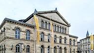 Das Coburger Landestheater muss und soll eigentlich saniert werden. Doch die veranschlagten Kosten gehen mittlerweile durch die Decke – auch, weil noch diverse Nebengebäude errichtet und saniert werden sollen.