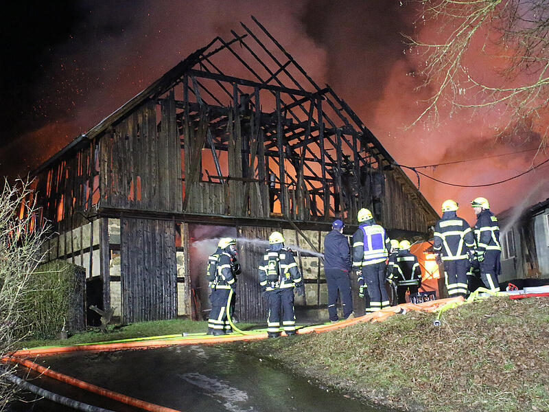 In Wohlbach (Ahorn) brannte in der Nacht ein Wohnanwesen nieder. Auch ein Nachbargeb&auml;ude war betroffen. Ein weiteres &Uuml;bergreifen der Flammen wurde verhindert.