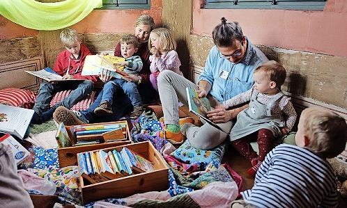 &bdquo;Kirche Kunterbunt&ldquo; versteht sich als kreative, familienfreundliche Form von Kirche, die Glauben mit allen Sinnen erlebbar macht &ndash; bewusst anders als ein klassischer Gottesdienst.