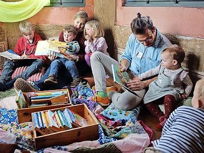 &bdquo;Kirche Kunterbunt&ldquo; versteht sich als kreative, familienfreundliche Form von Kirche, die Glauben mit allen Sinnen erlebbar macht &ndash; bewusst anders als ein klassischer Gottesdienst.