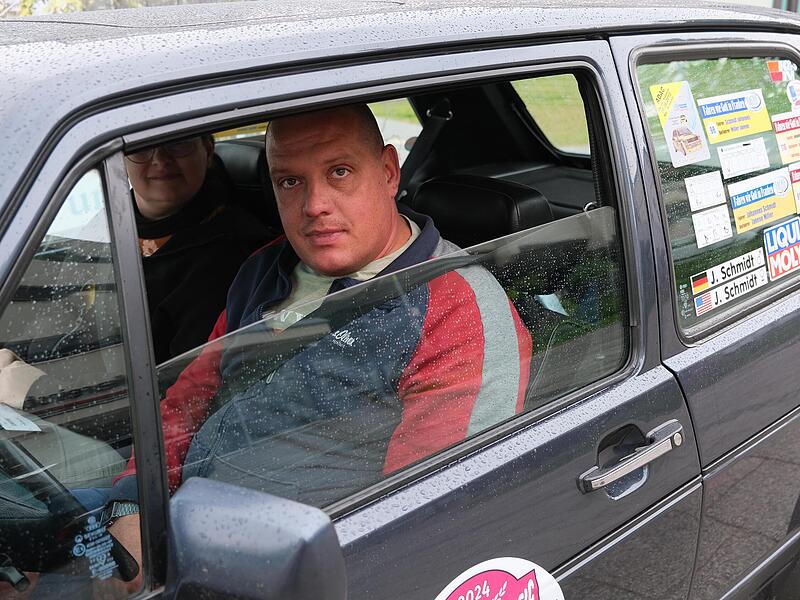 Johannes Schmidt aus Sulzthal mit seiner Frau Janene bei der Franken Classic mit seinem Golf GTI von 1982Franken Classic 2024 Bad Kissingen