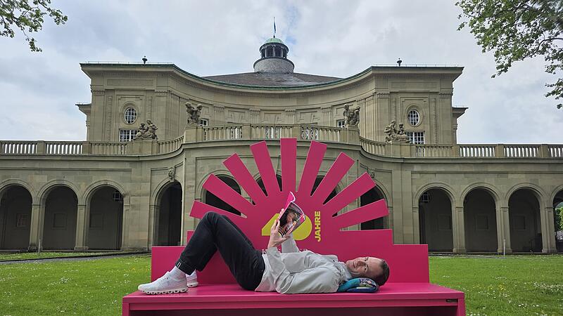 Die Ruhe vor dem Sturm: Alexander Steinbeis, Intendant des Kissinger Sommers, hat derzeit nur f&uuml;r Fotoshooting Zeit f&uuml;r eine kurze Pause auf der Werbe-Bank f&uuml;r den Kissinger Sommer, die vor dem Regentenbau steht.