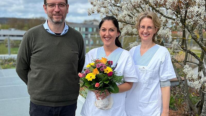 Personalleiter Christian Sperber und Pflegedienstleiterin Sabine Jacob gratulieren Ina Winkler (Mitte) zur neuen Aufgabe als Stationsleiterin.Forchheim & Fr&auml;nkische Schweiz
