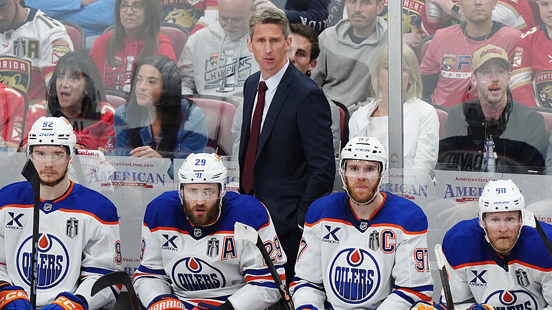 Leon Draisaitl (2. v. links) gilt als einer der besten Eishockeyspieler der Welt. Vor elf Jahren zog ihn sein Team Edmonton Oilers in der ersten Runde. Selbiges Team hatte im Vorfeld des Drafts 2025 auch schon mit Carlos H&auml;ndel Kontakt...