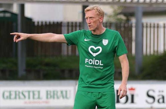 Da geht’s lang: Benno Pfeiffer, der Spielertrainer des TSV Neukenroth II