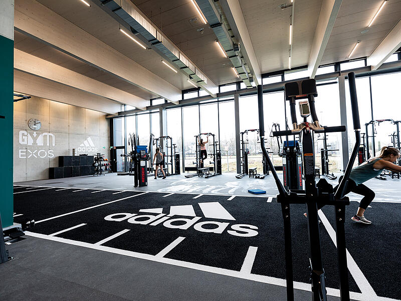 Neben den Sportanlagen auf dem Gelände gibt es für die Adidas-Mitarbeiter in Herzogenaurach auch ein Indoor-Fitnesstudio auf dem Betriebsgelände.