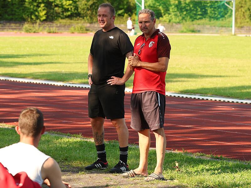 Der neue Kronacher Trainer Heiko Melzer (links) und Abteilungsleiter Fußball Timo See bei ihrer Besprechung mit der Mannschaft. Der neue Kronacher Trainer Heiko Melzer (links) und Abteilungsleiter Fußball Timo See bei ihrer Besprechung mit der Mannschaft.