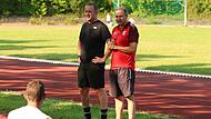 Der neue Kronacher Trainer Heiko Melzer (links) und Abteilungsleiter Fu&szlig;ball Timo See bei ihrer Besprechung mit der Mannschaft.
