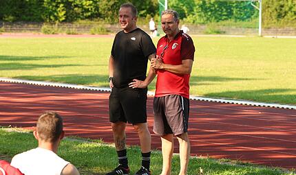 Der neue Kronacher Trainer Heiko Melzer (links) und Abteilungsleiter Fußball Timo See bei ihrer Besprechung mit der Mannschaft. Der neue Kronacher Trainer Heiko Melzer (links) und Abteilungsleiter Fußball Timo See bei ihrer Besprechung mit der Mannschaft.