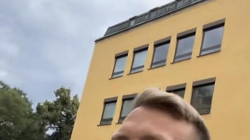 Vor seinem Konzert auf dem Schlossplatz in Coburg unternahm der Rapper Kontra K am Samstag eine Joggingrunde durch die Stadt.