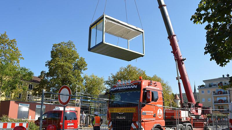 In absehbarer Zeit werden Mitarbeiterinnen und Mitarbeiter der Postbank vom Postamt in der Münchner Straße in Container auf dem Salinenparkplatz in Bad Kissingen umziehen.