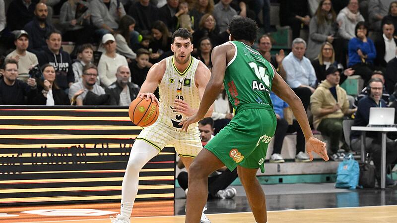 Der Bayreuther Marios Giotis (links) gab seinem Team wichtige Impulse. Hier attackiert er den Koblenzer Oluwadamilola Ade-Eri.