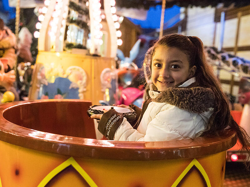 Zouzan (7 J.) hat zur Eröffnung des Bamberger Weihnachtsmarktes richtig Spaß.