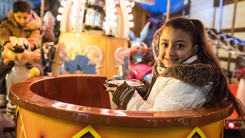 Zouzan (7 J.) hat zur Er&ouml;ffnung des Bamberger Weihnachtsmarktes richtig Spa&szlig;.