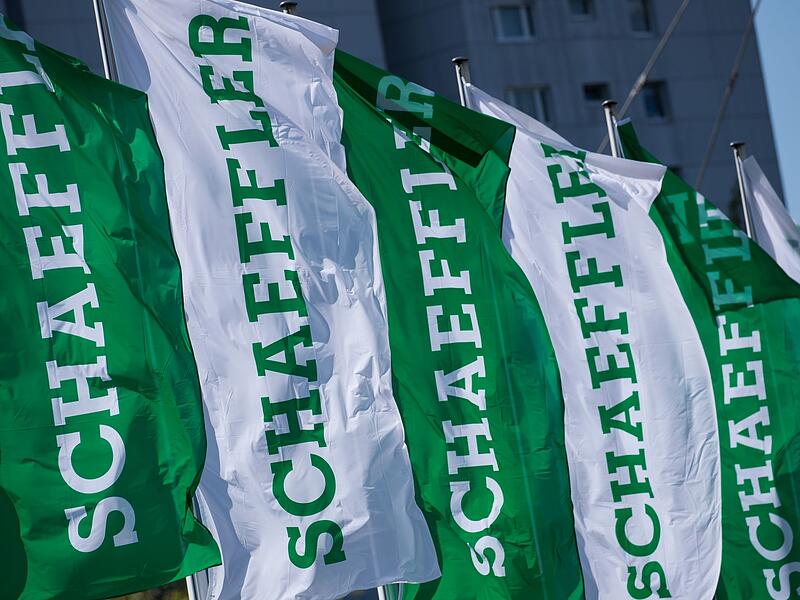 Schaeffler-Flaggen Schaeffler gehört zu den größten Arbeitgebern in Franken. Wie viele andere Unternehmen sticht auch beim dem Zulieferer aus Herzogenaurach ein Thema seit Monaten heraus: Jobabbau. Wie die Lage in der Region ist.