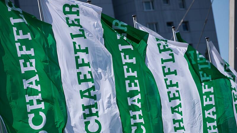 Schaeffler-Flaggen Schaeffler gehört zu den größten Arbeitgebern in Franken. Wie viele andere Unternehmen sticht auch beim dem Zulieferer aus Herzogenaurach ein Thema seit Monaten heraus: Jobabbau. Wie die Lage in der Region ist.