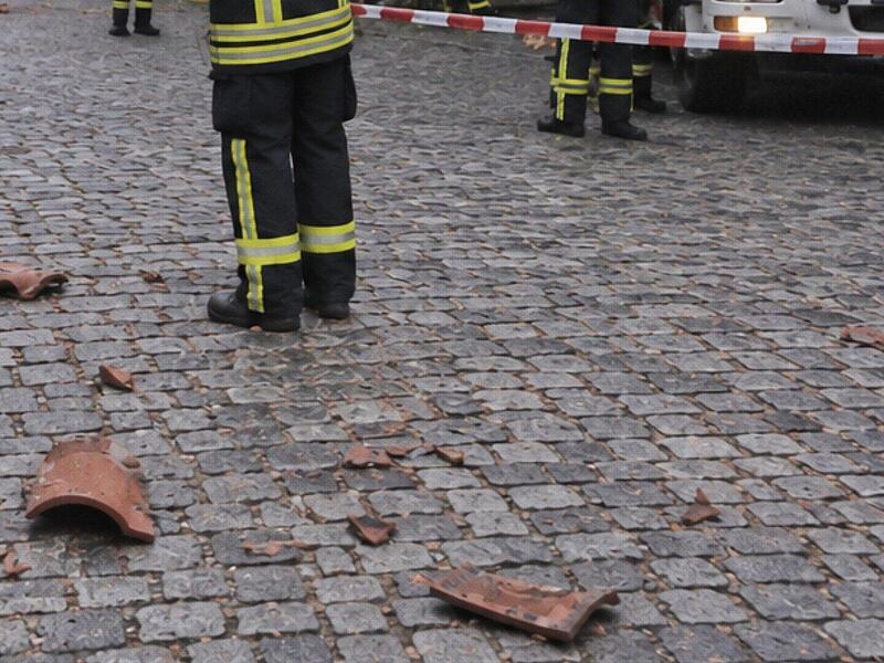 Stra&szlig;ensperre im Bamberger Sandgebiet errichtet &ndash; zum Schutz von Passanten