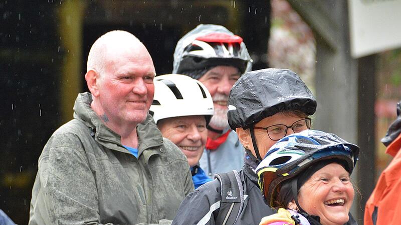 Oliver Trelenberg aus Hagen machte für die Aktion „Wünsch dir was“ auf dem Weg von Hagen nach Hagen in Bad Königshofen Station. Oliver Trelenberg aus Hagen machte für die Aktion „Wünsch dir was“ auf dem Weg von Hagen nach Hagen in Bad Königshofen Station.