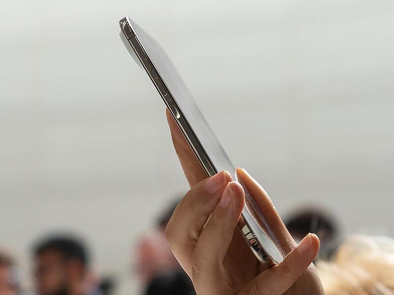 Eine Teilnehmerin der Vorstellung neuer iPhone-Modelle von Apple probiert das neue dünnere iPhone Air aus.