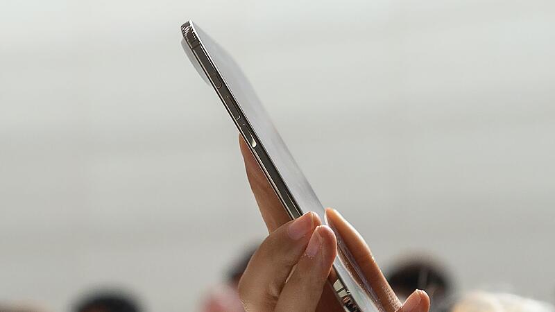 Eine Teilnehmerin der Vorstellung neuer iPhone-Modelle von Apple probiert das neue dünnere iPhone Air aus.