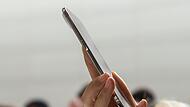 Eine Teilnehmerin der Vorstellung neuer iPhone-Modelle von Apple probiert das neue dünnere iPhone Air aus.