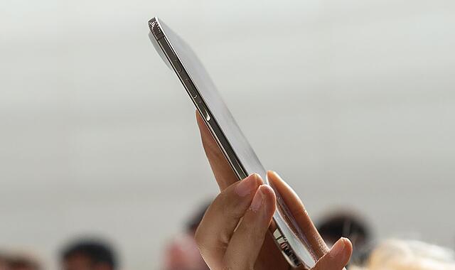 Eine Teilnehmerin der Vorstellung neuer iPhone-Modelle von Apple probiert das neue dünnere iPhone Air aus.