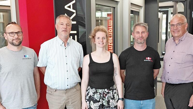 Beim „Unternehmensbesuch“ (v. l.): Christian Matern, Wirtschaftsförderer Andreas Rösch, Theresa Meier-Kaul, Michael Meier und Landrat Hanngörg Zimmermann. Beim „Unternehmensbesuch“ (v. l.): Christian Matern, Wirtschaftsförderer Andreas Rösch, Theresa Meier-Kaul, Michael Meier und Landrat Hanngörg Zimmermann.