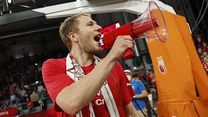 Mit einem Megafon in der Hand stimmt Brose-Kapit&auml;n Christian Sengfelder nach dem Sieg &uuml;ber die Hamburger die &bdquo;Humba&ldquo; an.