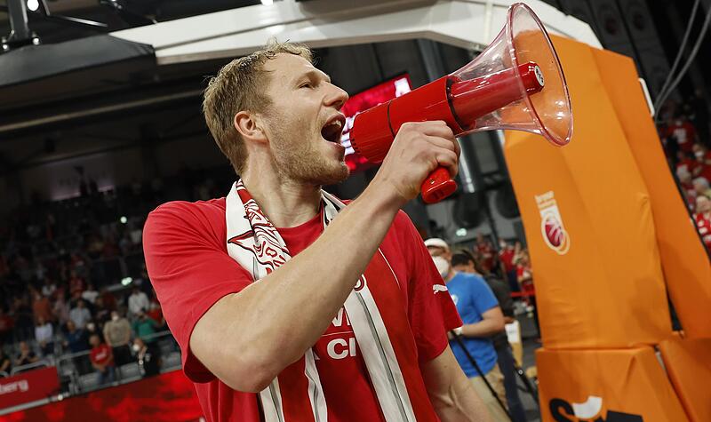 Mit einem Megafon in der Hand stimmt Brose-Kapit&auml;n Christian Sengfelder nach dem Sieg &uuml;ber die Hamburger die &bdquo;Humba&ldquo; an.