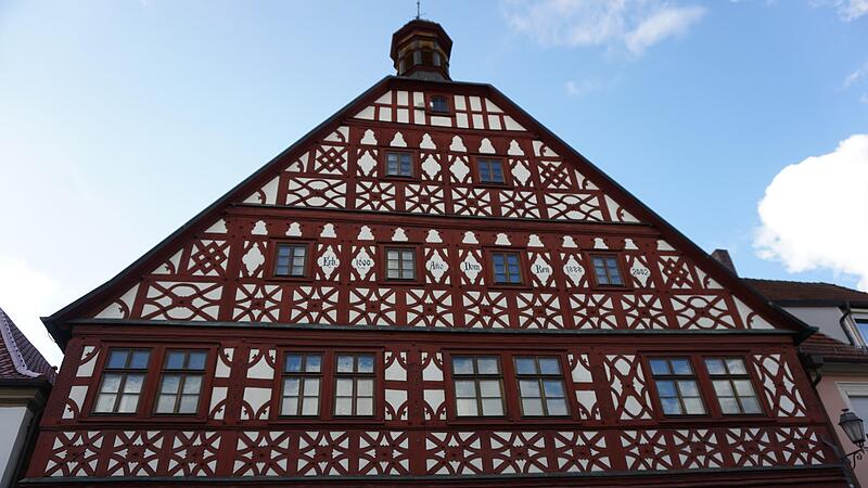 Mehr Fachwerk geht nicht: Das historische Rathaus in Ebern kann am Sonntag erkundet werden.