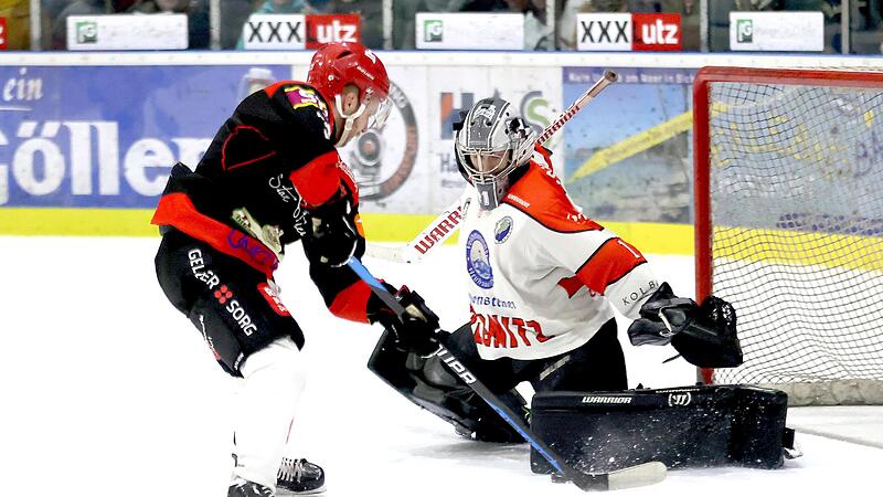 Nach einem Alleingang in Unterzahl scheitert der Haßfurter Jan Türbenekr (links) frei vor dem Pegnitzer Schlussmann Maximilian Schmidt. Die Scheibe bleibt an dessen Schonern hängen. Nach einem Alleingang in Unterzahl scheitert der Haßfurter Jan Türbenekr (links) frei vor dem Pegnitzer Schlussmann Maximilian Schmidt. Die Scheibe bleibt an dessen Schonern hängen.
