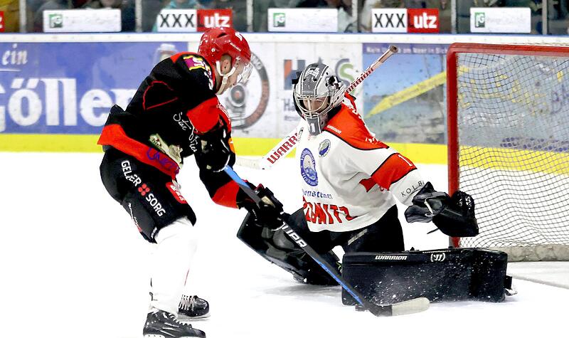 Nach einem Alleingang in Unterzahl scheitert der Ha&szlig;furter Jan T&uuml;rbenekr (links) frei vor dem Pegnitzer Schlussmann Maximilian Schmidt. Die Scheibe bleibt an dessen Schonern h&auml;ngen.