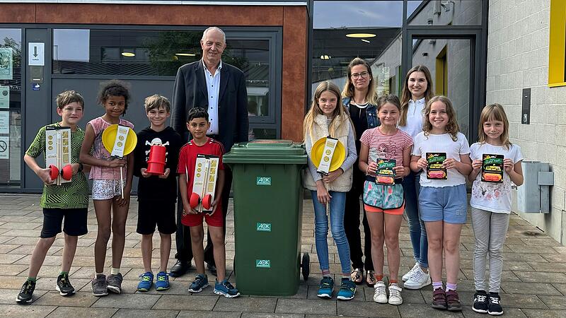 Die Schülerinnen und Schüler der Grundschule Prichsenstadt freuen sich gemeinsam mit der stellvertretenden Schulleiterin Frau Pabst über die Spielgeräte, die AOK-Mitarbeiterin Jasmin Lummel vorbeibrachte. Die Schülerinnen und Schüler der Grundschule Prichsenstadt freuen sich gemeinsam mit der stellvertretenden Schulleiterin Frau Pabst über die Spielgeräte, die AOK-Mitarbeiterin Jasmin Lummel vorbeibrachte.