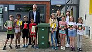 Die Sch&uuml;lerinnen und Sch&uuml;ler der Grundschule Prichsenstadt freuen sich gemeinsam mit der stellvertretenden Schulleiterin Frau Pabst &uuml;ber die Spielger&auml;te, die AOK-Mitarbeiterin Jasmin Lummel vorbeibrachte.