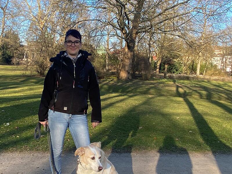 Nadine S. auf einem Sparziergang mit ihrer Hündin Luna