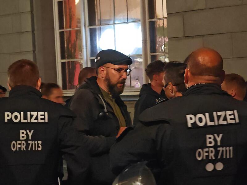 Mathias Schmidt, umringt von der Polizei. Dem Stadtrat wurde am Montagabend der Zutritt zum Marktplatz zunächst verweigert. Kurz nachdem er dann doch der Feierstunde beiwohnen durfte, erhielt er einen Platzverweis. Mathias Schmidt, umringt von der Polizei. Dem Stadtrat wurde am Montagabend der Zutritt zum Marktplatz zunächst verweigert. Kurz nachdem er dann doch der Feierstunde beiwohnen durfte, erhielt er einen Platzverweis.
