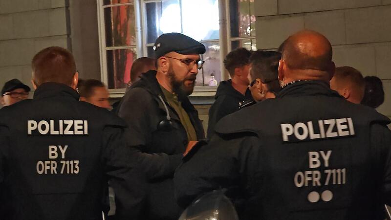 Mathias Schmidt, umringt von der Polizei. Dem Stadtrat wurde am Montagabend der Zutritt zum Marktplatz zunächst verweigert. Kurz nachdem er dann doch der Feierstunde beiwohnen durfte, erhielt er einen Platzverweis. Mathias Schmidt, umringt von der Polizei. Dem Stadtrat wurde am Montagabend der Zutritt zum Marktplatz zunächst verweigert. Kurz nachdem er dann doch der Feierstunde beiwohnen durfte, erhielt er einen Platzverweis.