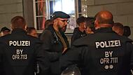 Mathias Schmidt, umringt von der Polizei. Dem Stadtrat wurde am Montagabend der Zutritt zum Marktplatz zunächst verweigert. Kurz nachdem er dann doch der Feierstunde beiwohnen durfte, erhielt er einen Platzverweis.