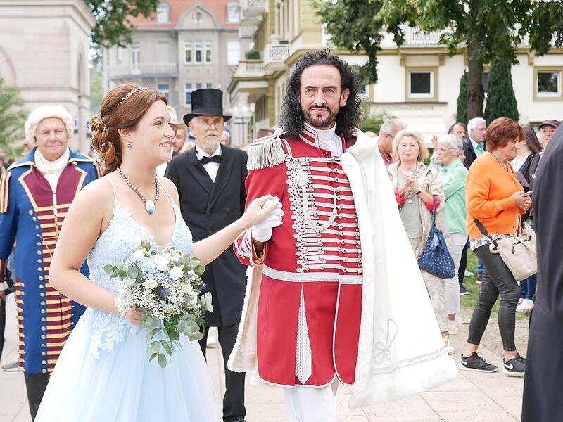 Einzug von Quellenk&ouml;nigin Kathrin I. (Kathrin Albert) und F&uuml;rst F&eacute;renc R&aacute;k&oacute;czi II (Timo Baier) in den Kurgarten nach dem Festzug.