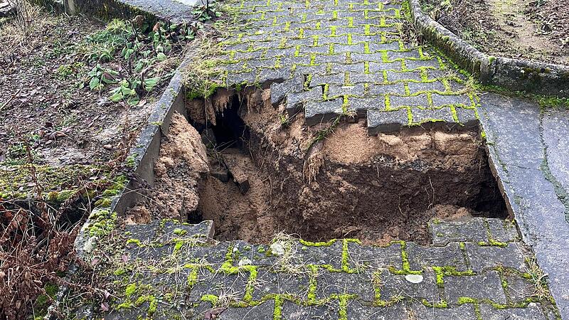 Biber Loch Münnerstadt Schrebergarten Loch im Garten: Der Biber hat den Garten unterhöhlt, bis der Weg darüber einstürzte.