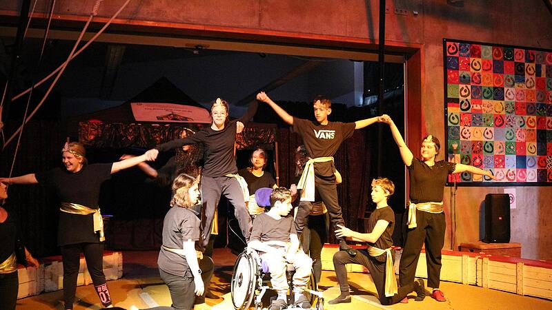 Akrobatische Vorf&uuml;hrung, bei der Balance gefragt war.