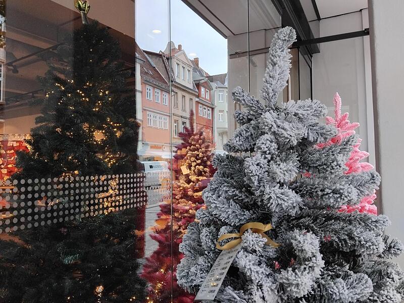Weihnachtsdeko vor Butlers in Coburg