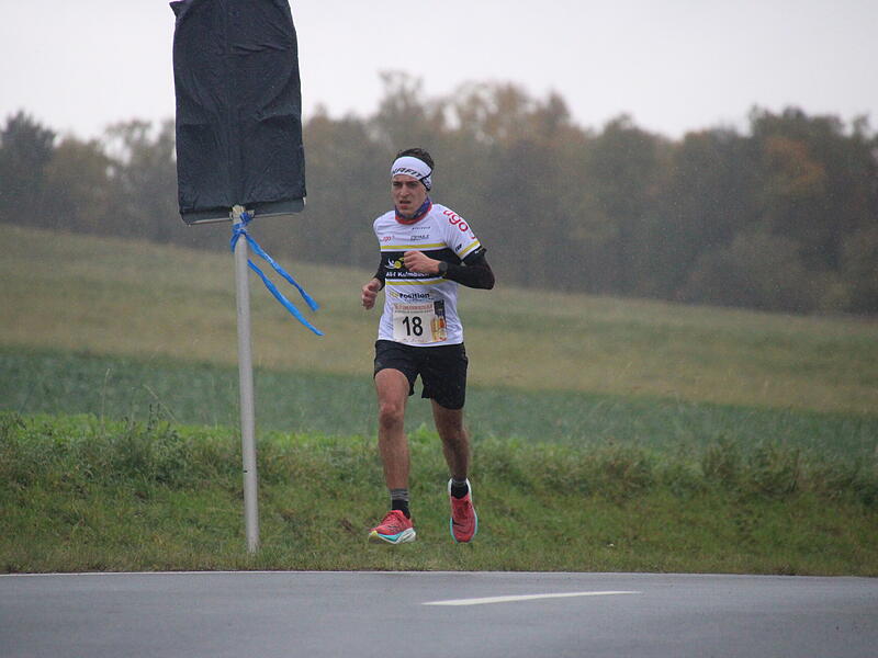 Trotz nasskaltem Herbstwetter lie&szlig;en sich die Sportler den Spa&szlig;  beim 38. Frankenwaldlauf der LG Ludwigschorgast nicht vermiesen.
