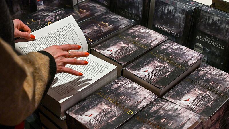 Buch "Alchemised" von Autorin SenLinYu