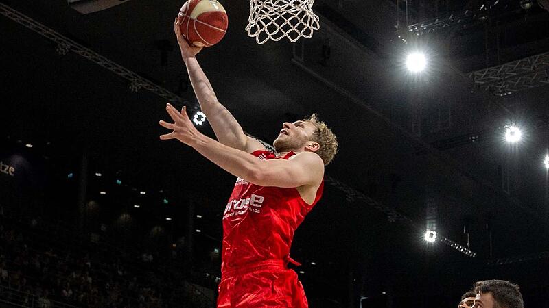 Freier Korbleger von Christian Sengfelder. Der Brose-Kapit&auml;n traf jedoch nur einen Wurf bei acht Versuchen, lie&szlig; einfache Sachen liegen und beendete die Partie mit vier Punkten und ohne Rebound.